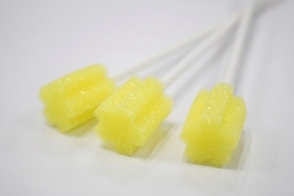 口腔ケアに有効なスポンジブラシ！介護の際の正しい使い方を専門家が解説