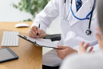 認知症の親が服薬を拒否… 些細な悩みでもケアマネに相談しよう