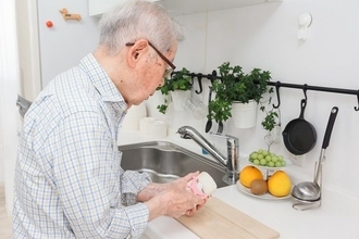 認知症の症状による台所トラブルはどう対策する？家族ができる対処法を紹介