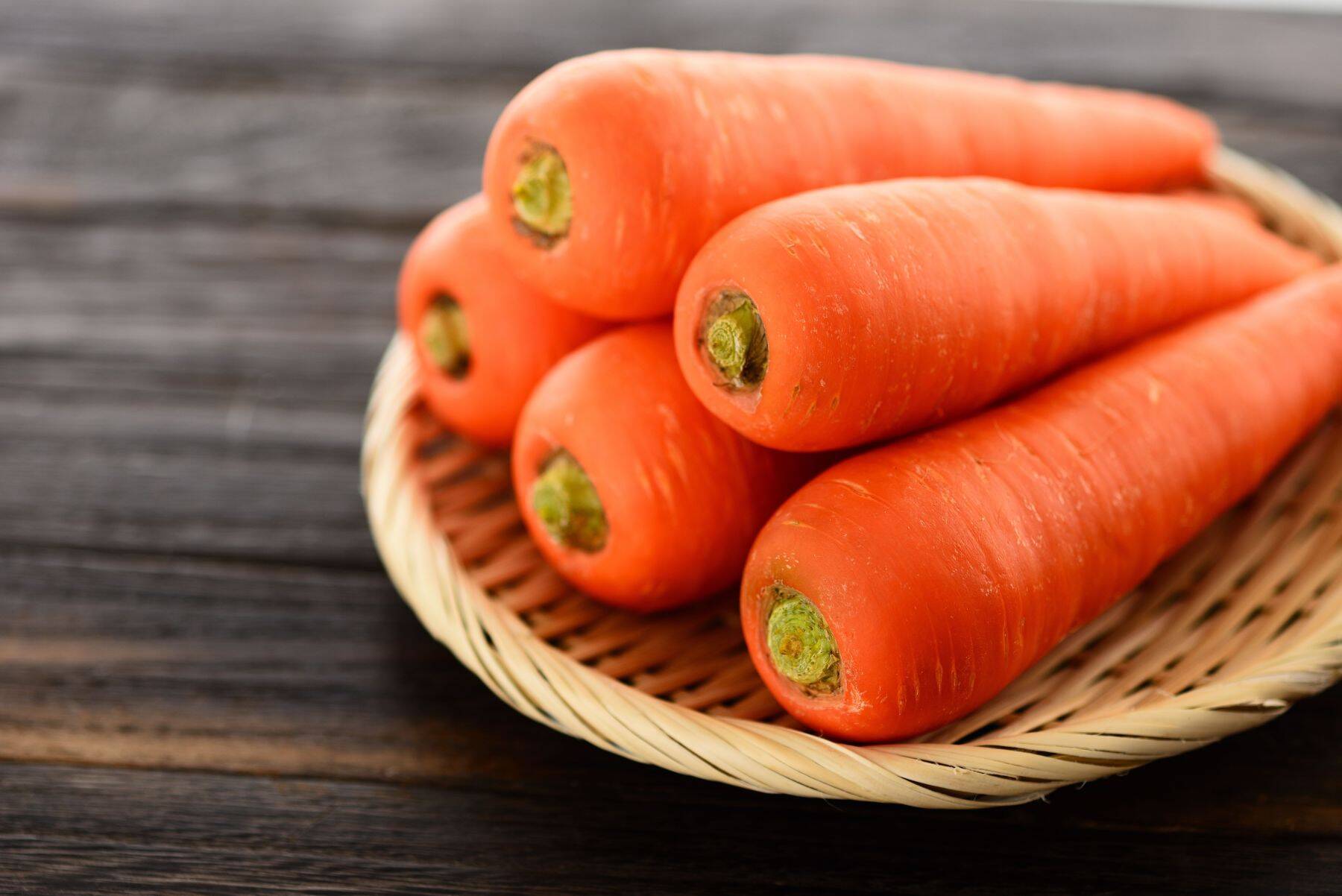 高齢者こそビタミン不足に注意！含まれる食べ物や働きを詳しく解説