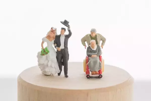 「日本人の幸福度は先進諸国で最下位!? 高齢者が幸せを感じるために大切なこととは」の画像