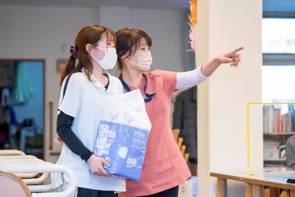 「新卒から介護業界に飛び込んで気付いたこと　笑顔を武器に人間力ある介護士を目指す」の画像