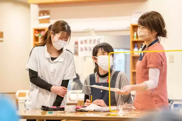 「新卒から介護業界に飛び込んで気付いたこと　笑顔を武器に人間力ある介護士を目指す」の画像