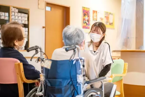 「新卒から介護業界に飛び込んで気付いたこと　笑顔を武器に人間力ある介護士を目指す」の画像