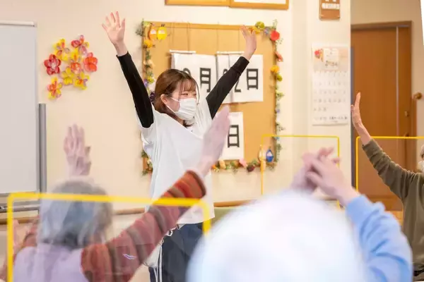 「新卒から介護業界に飛び込んで気付いたこと　笑顔を武器に人間力ある介護士を目指す」の画像