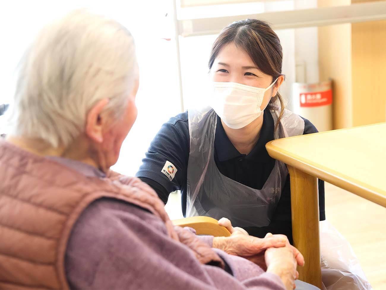 新米介護士は元バスガイド！誰にも負けない自己発信力で 魅力あふれるオンリーワンのケア