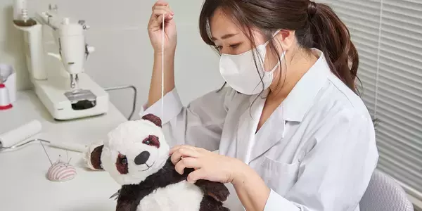 「「無言で受け止めてくれる、ぬいぐるみこそが心身を癒す」“ぬいぐるみ専門医”が語る特別な役割に迫る」の画像
