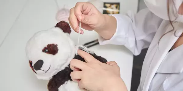 「「無言で受け止めてくれる、ぬいぐるみこそが心身を癒す」“ぬいぐるみ専門医”が語る特別な役割に迫る」の画像