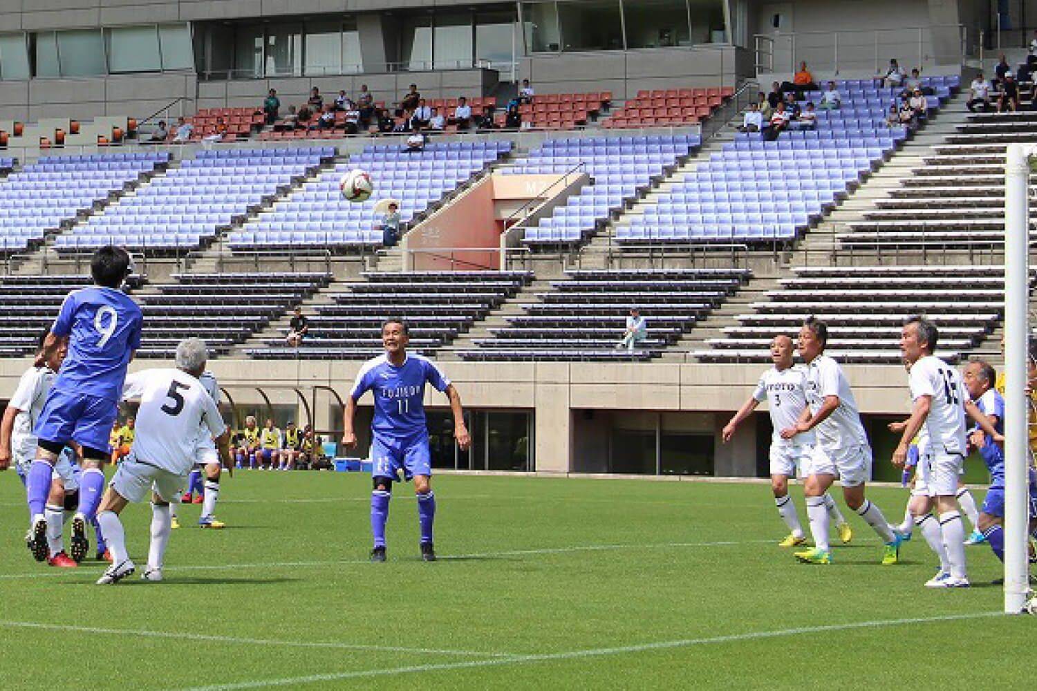 最高齢選手は88歳。シニアがボールを蹴ってグラウンドを駆けるサッカーを核にしたまちづくりで健康寿命を伸ばす