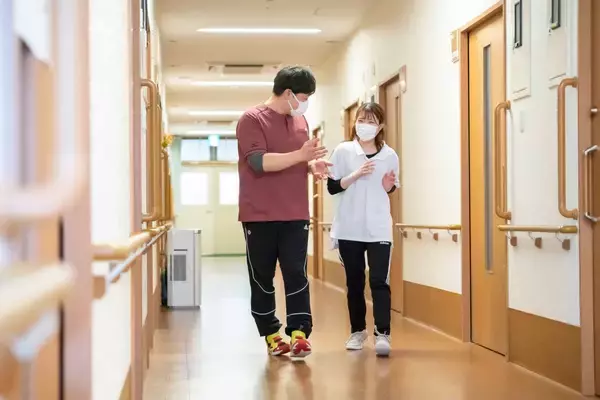 「新卒から介護業界に飛び込んで気付いたこと　笑顔を武器に人間力ある介護士を目指す」の画像