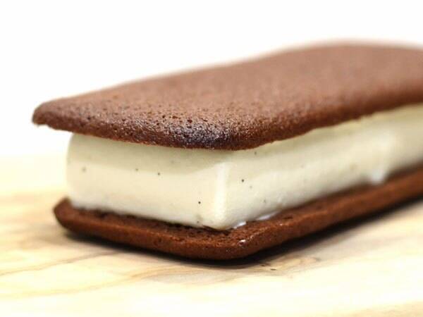 セブンの素直なおいしさアイス ブラウニーサンド はしっとりチョコ生地とバニラの口溶けがほどよし 17年11月23日 エキサイトニュース