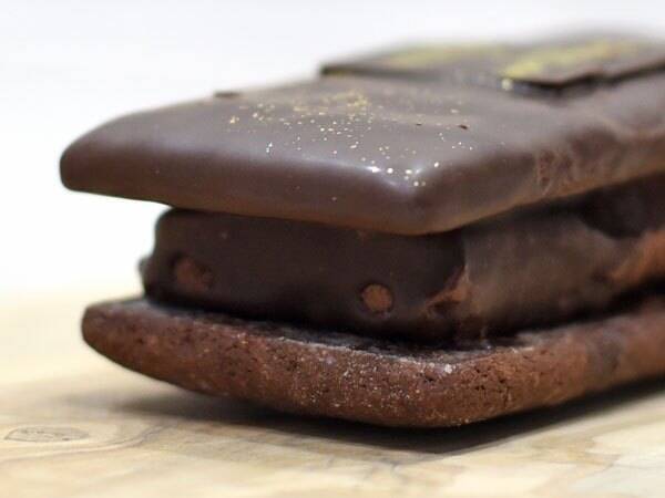 ローソンのオレンジピール チョコ菓子 Godivaショコラクッキーサンド が贅沢なおいしさ 2017年12月4日 エキサイトニュース