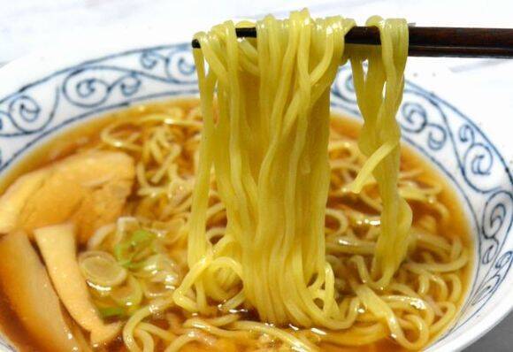 ファミマの冷凍食品 具付き醤油ラーメン は昭和っぽい味で安心する 18年2月21日 エキサイトニュース