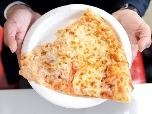 コストコのフードコートでかピザ クアトロフォルマッジ は濃厚チーズ尽くし 18年5月25日 エキサイトニュース
