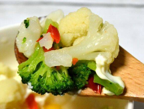 業務スーパーの500g 彩りサラダ野菜ミックス はマカロニ入りのベンリ食材 18年8月13日 エキサイトニュース