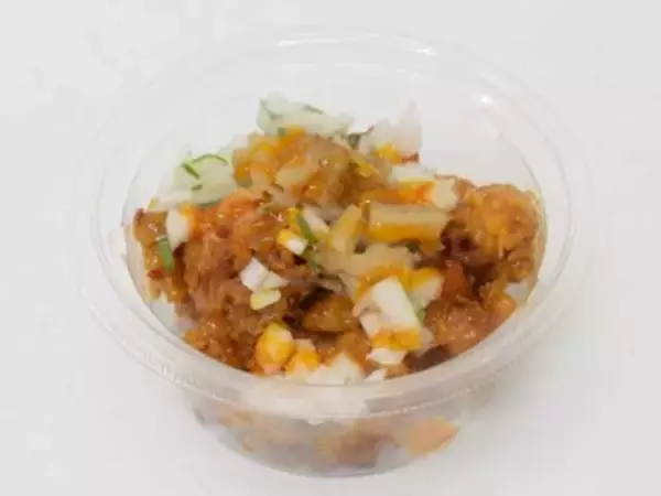 「今週新発売のピリ辛まとめ！『ポテトとベーコンのサラダ　道産じゃがいも使用』、『ピリ辛ラーメンサラダ』など♪」の画像