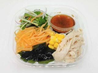 今週新発売のピリ辛まとめ！『ポテトとベーコンのサラダ　道産じゃがいも使用』、『ピリ辛ラーメンサラダ』など♪