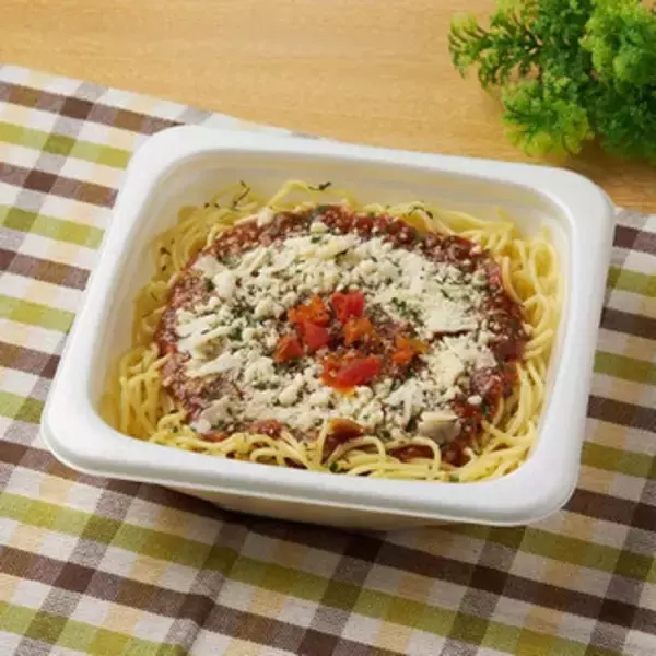 「今週新発売のコンビニパスタまとめ！『トマトと生ハムのバジルパスタサラダ』、『きのことベーコンのトマトスープパスタ』など♪」の画像