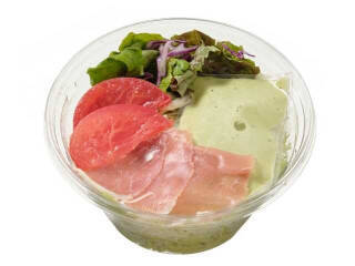 今週新発売のコンビニパスタまとめ！『トマトと生ハムのバジルパスタサラダ』、『きのことベーコンのトマトスープパスタ』など♪