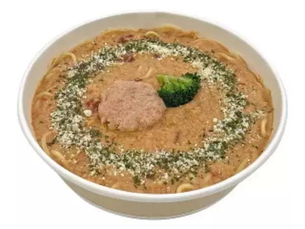 「今週新発売のコンビニパスタまとめ！『トマトと生ハムのバジルパスタサラダ』、『きのことベーコンのトマトスープパスタ』など♪」の画像