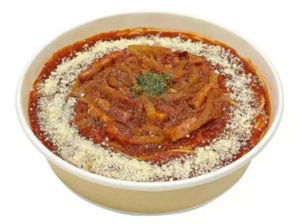 「今週新発売のコンビニパスタまとめ！『トマトと生ハムのバジルパスタサラダ』、『きのことベーコンのトマトスープパスタ』など♪」の画像