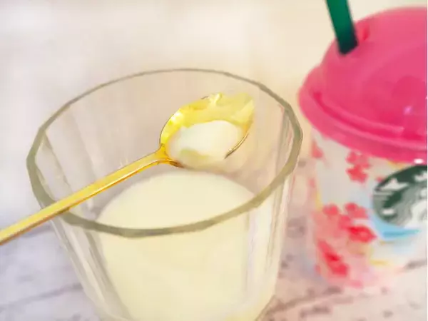 「【スタバチルド新作】春の訪れを告げる華やかなさくらの香り♪スターバックス（R）チルドカップ「さくらホワイトチョコレート WITH ミルクプディング」登場！」の画像