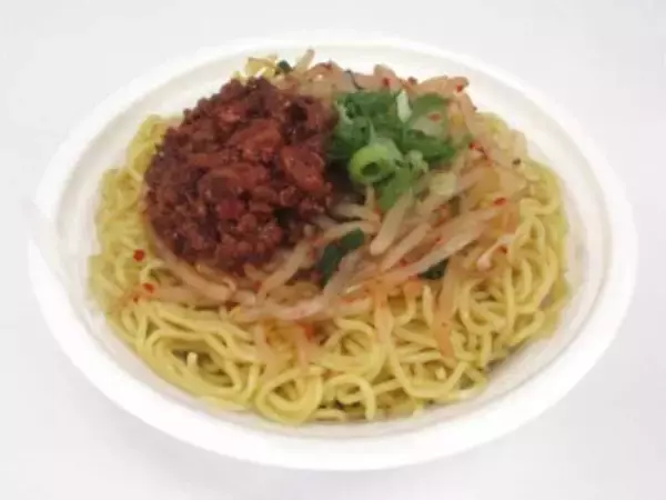 「今週新発売のコンビニラーメンまとめ！『元祖スタミナ満点らーめん　すず鬼監修　スタ満まぜそば』、『名古屋名物　台湾ラーメン』など♪」の画像