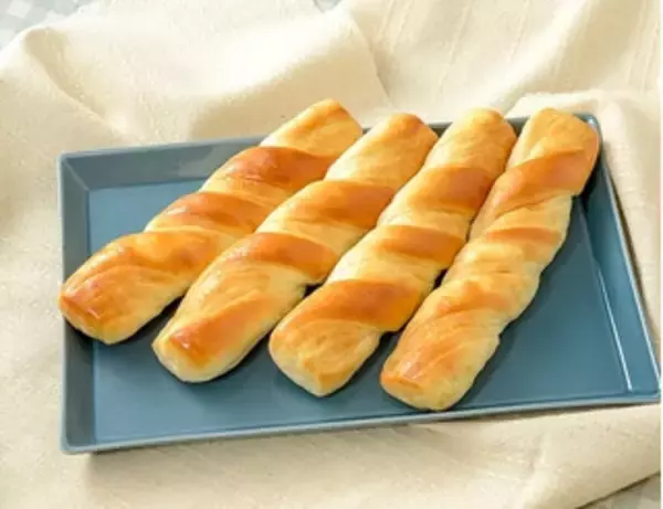 「今週新発売のローソンパンまとめ！『ふんわり蒸しケーキ　ミルクティー味』、『十勝バターのスティック』など♪」の画像