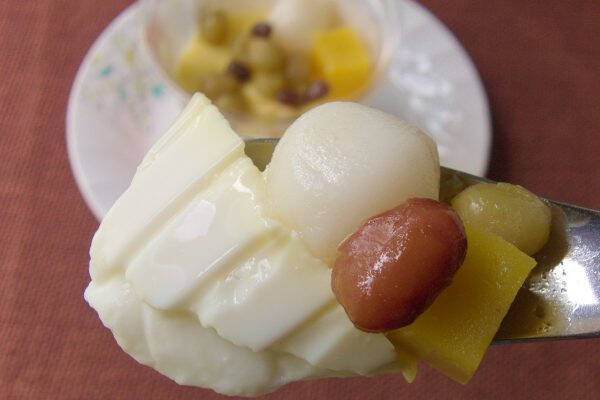 セブンの夏はお汁粉仕立て！？　豆にココナツごちゃまぜだ！：今週のコンビニスイーツランキング