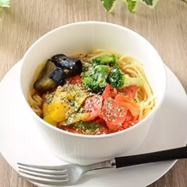 「今週新発売のコンビニパスタまとめ！『冷製生パスタ　海老とトマトクリーム』、『胡麻香る担々風パスタサラダ』など♪」の画像