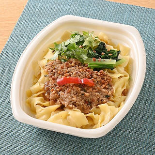 今週新発売のファミマ麺まとめ！『北海道産じゃがいもとベーコンのグラタン』、『ごま油香る　青ねぎと蒸し鶏のパスタ』など♪