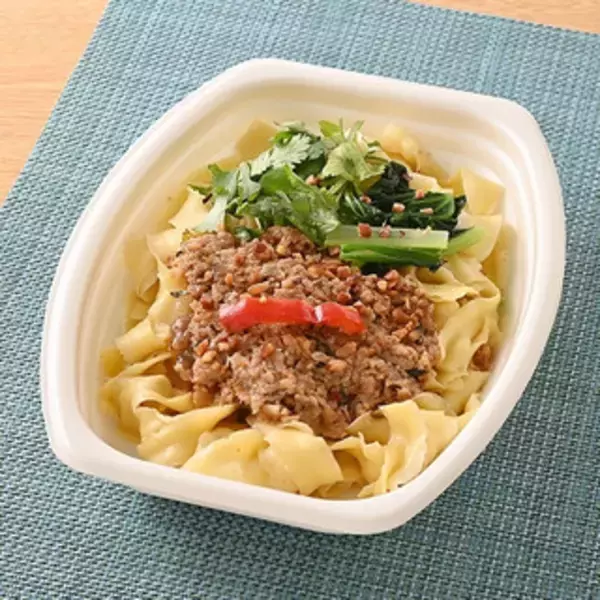 「今週新発売のファミマ麺まとめ！『北海道産じゃがいもとベーコンのグラタン』、『ごま油香る　青ねぎと蒸し鶏のパスタ』など♪」の画像