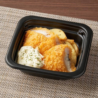 今週新発売のファミマお惣菜まとめ！『コーンまみれのポテトベーコン』、『沖縄県産もずく』など♪