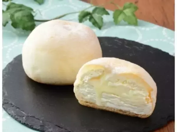 「＼ローソンスイーツを食レポ♪／あふれるミルクをこぼさないで！中身はまさしく「ホボクリム」！」の画像