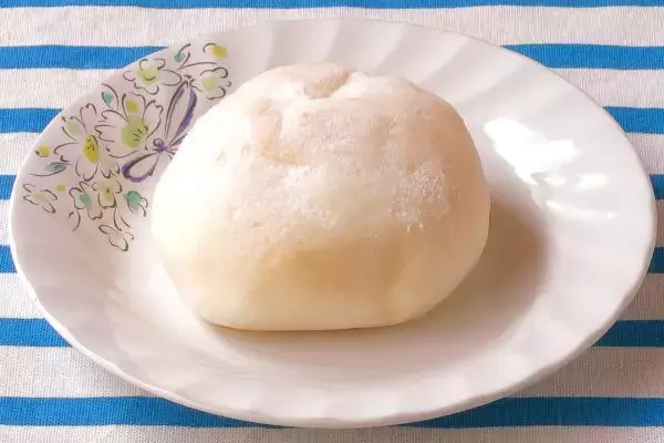 「＼ローソンスイーツを食レポ♪／あふれるミルクをこぼさないで！中身はまさしく「ホボクリム」！」の画像