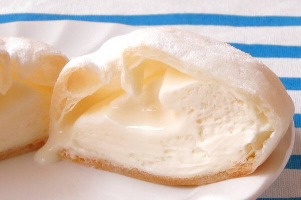 ＼ローソンスイーツを食レポ♪／あふれるミルクをこぼさないで！中身はまさしく「ホボクリム」！