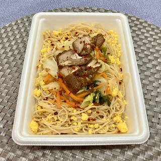 今週新発売のキャベツまとめ！『焼豚と野菜の焼ビーフン』、『カニかまマカロニサラダ　マスタード入り』など♪