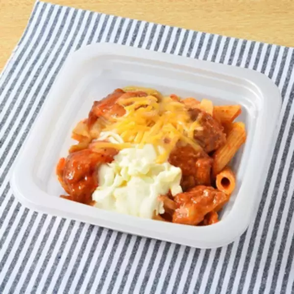 「今週新発売のファミマお惣菜まとめ！『チーズソースで食べる韓国風旨辛チキン』、『ごま油香るチャプチェ』など♪」の画像