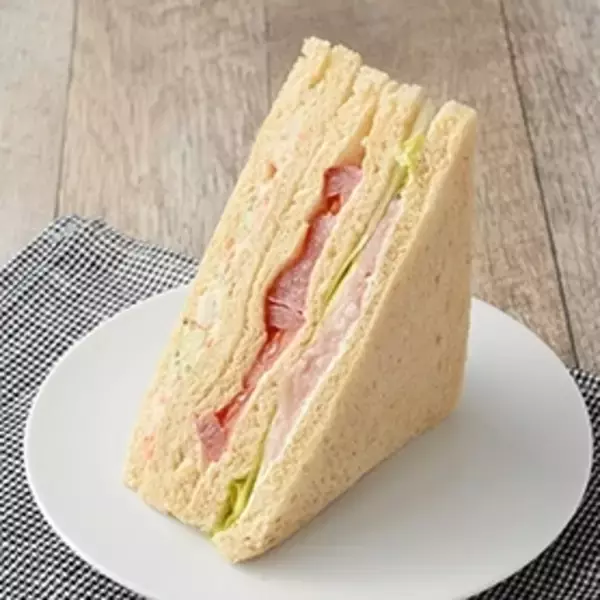 「今週新発売のトマトまとめ！『野菜ミックスサンド』、『オムライスおむすび　海老トマトクリームソース』など♪」の画像