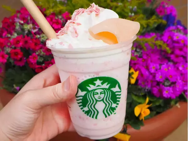 「【スタバ新作】春のさくらシリーズ2022！今年の新作フラペチーノは、ピンクの生八ッ橋をトッピング♪」の画像