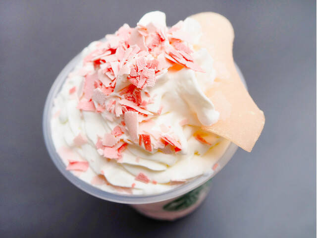 【スタバ新作】春のさくらシリーズ2022！今年の新作フラペチーノは、ピンクの生八ッ橋をトッピング♪