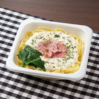 今週新発売のコンビニパスタまとめ！『チーズの虜　焼きカルボナーラ』、『とろけるチーズとトマトのスープパスタ』など♪