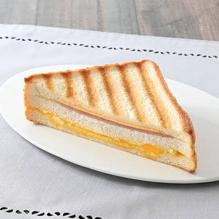 今週新発売のボリュームのある食べものまとめ！『どかっと満足パン　ハムチーズエッグ』、『彩りサーモン丼』など♪