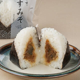 今週新発売のファミマおにぎりまとめ！『大きなおむすび　僕の鮭わかめ』、『サンド寿司　カニカママヨ』など♪