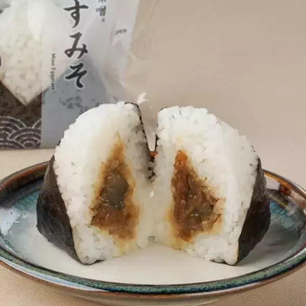 「今週新発売のファミマおにぎりまとめ！『大きなおむすび　僕の鮭わかめ』、『サンド寿司　カニカママヨ』など♪」の画像