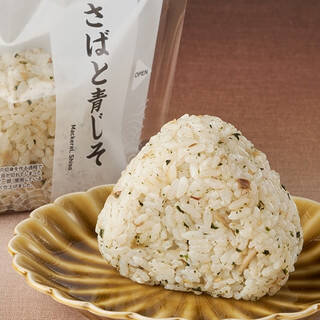 今週新発売のファミマおにぎりまとめ！『大きなおむすび　僕の鮭わかめ』、『サンド寿司　カニカママヨ』など♪