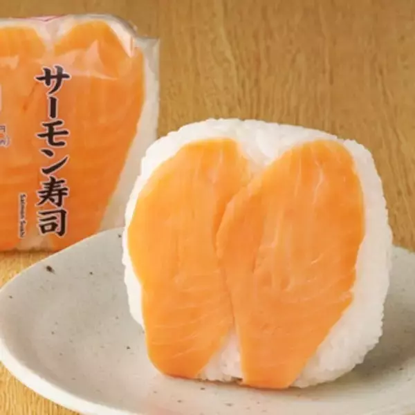 「今週新発売のファミマおにぎりまとめ！『大きなおむすび　僕の鮭わかめ』、『サンド寿司　カニカママヨ』など♪」の画像