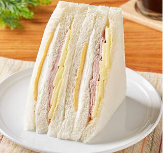 今週新発売のファミマパンまとめ！『いちごのフルーツサンド』、『ミニパリジャンチリチキン』など♪