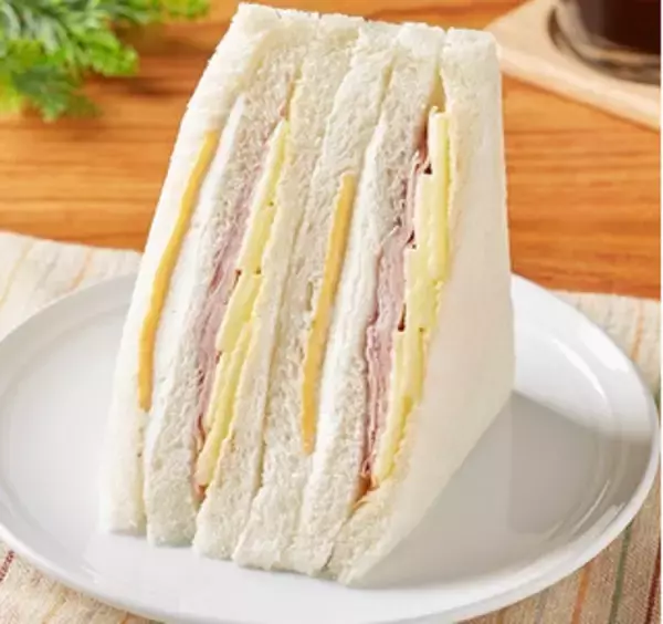 「今週新発売のファミマパンまとめ！『いちごのフルーツサンド』、『ミニパリジャンチリチキン』など♪」の画像