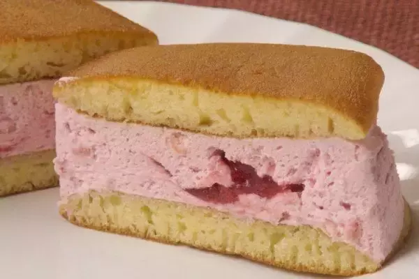 「セブンがいちごに包まれる！　チーケーがどらがいちご色！：今週のコンビニスイーツランキング」の画像